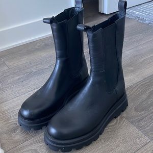 Never Worn Steve Madden Explorer Boot